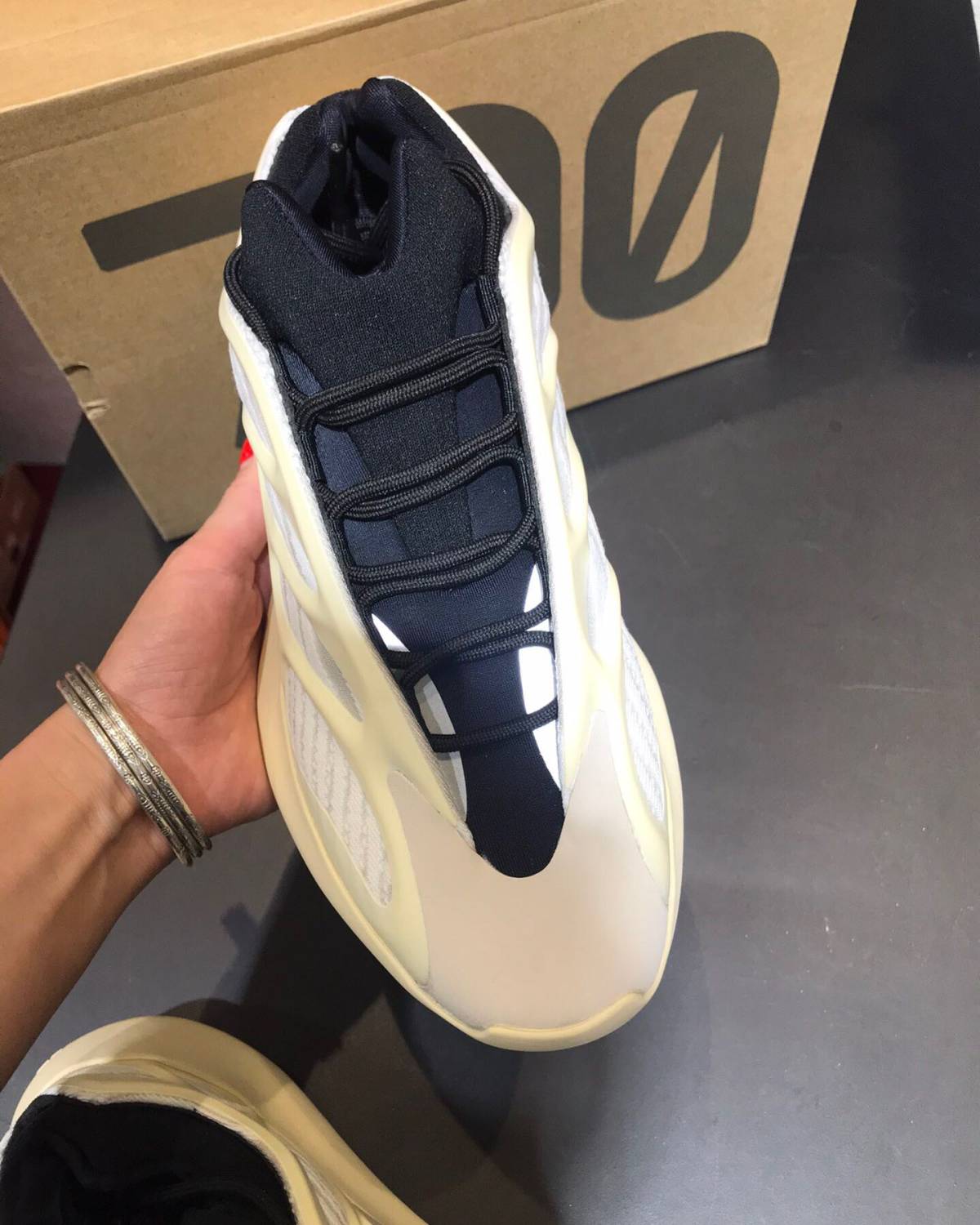 yeezy椰子700v3异形来袭
