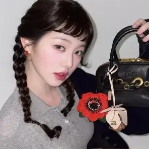 Cettire：Miu Miu 女孩集合啦 Logo 抽绳挂包$623