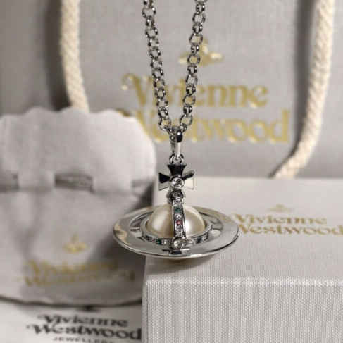 SSENSE：Vivienne Westwood 上新 每件都值得拥有 粉珐琅爱心耳钉$190