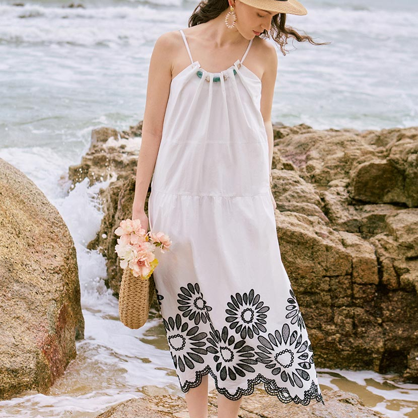 王子璇同款！Petite Studio 白色刺绣吊带裙