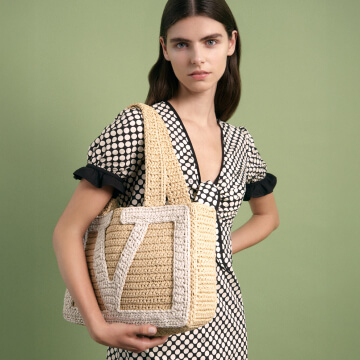 Net-A-PORTER 亚太站：Valentino Garavani 霓裳新颂 为经典注入随性高级感