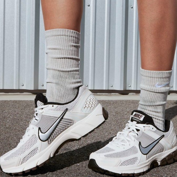 Nike 美国：终于等到 返校季大促 V2K Run 运动鞋$82 Dunk Low 女鞋$75