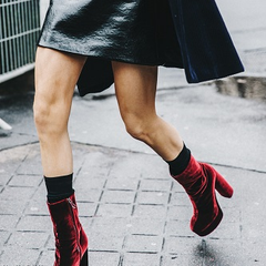 【黑色星期五】MiuMiu 复古酒红色 丝绒短靴 -- 混时尚圈的人都在穿它！76折！$741（约5257元）！
