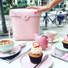 时尚博主们狂热*！Harrods：Manu Atelier 箭头包 热卖！