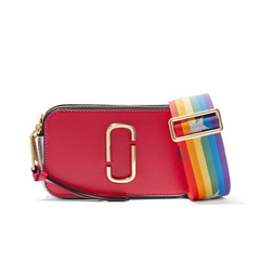 Marc Jacobs 经典红色相机包（彩虹肩带） $295（约2574元）