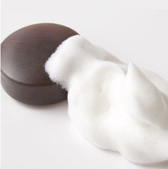 日本高端和风护肤：MAKANAI 金箔屋 红糖马油洁面皂 2417日元（约145元）