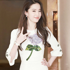 【明星同款】刘亦菲同款 DOLCE & GABBANA 白色亮片花朵图案中袖连衣裙 $3357（约23748元）