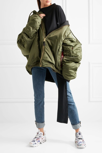 【明星同款】Vetement X Reebok 合作款涂鸦运动鞋 £525（约4537元）