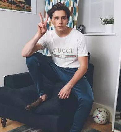 除了被明星穿烂大街的 Gucci，新一季 还有哪些 Slogan T 值得入手？