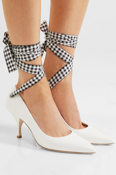 【送价值5的Chloe 墨镜】Miu Miu 绑带白色尖头鞋 £265（约2312元）