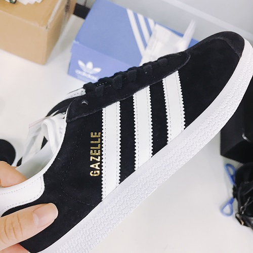 【5姐晒单】嘘！别告诉妈妈，5姐又买运动鞋了--Adidas Originals Gazelle 、阿迪经典拖鞋到手