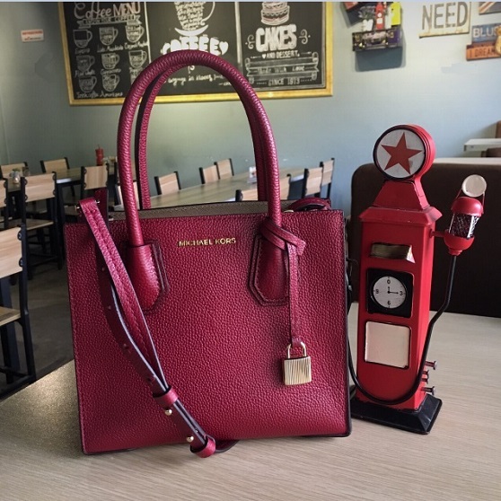 【上新！】MICHAEL KORS 中号 Mercer 酒红色 手提斜挎包 8（约1651元）