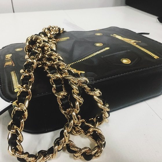 5姐又来送包啦~想知道 价值5的Moschino 链条包有多美吗？