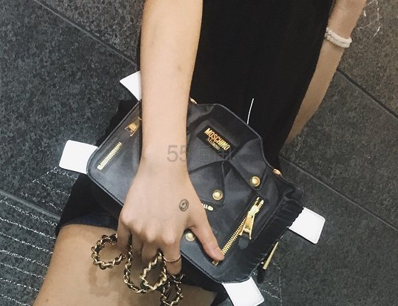 5姐又来送包啦~想知道 价值5的Moschino 链条包有多美吗？