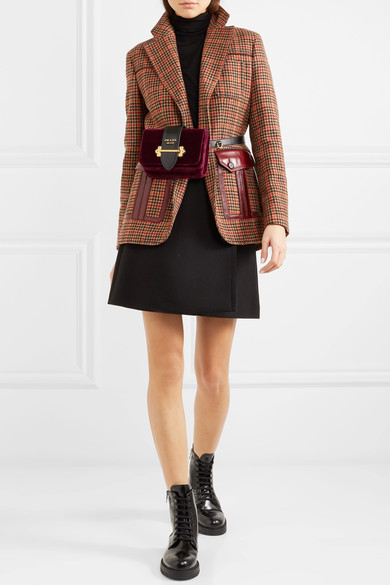 【明星同款】宋佳同款 Prada 新款丝绒腰包 £1160（约9928元）