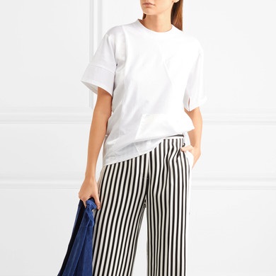 一成不变的白T 无聊又无趣？Victoria，Victoria Beckham 绸面拼接款白T 够独特够有趣！£185（约1614元）