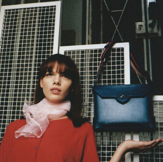 小众品牌 Manu Atelier 又出新款啦~“Bold”大号 方形复古包 