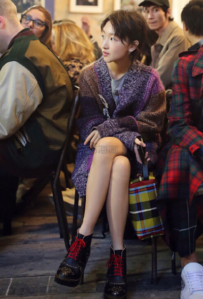 周冬雨同款 Burberry logo刺绣灰色卫衣 