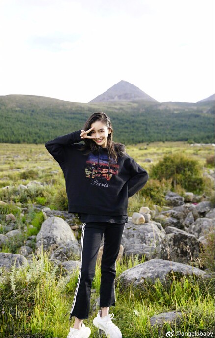Angelababy 同款 Balenciaga Black 'Paris' Hoodie 巴黎夜景黑色卫衣 $585（约4010元）