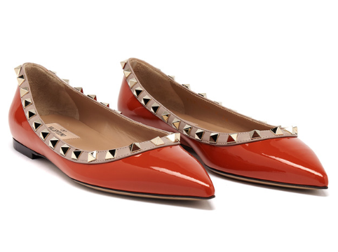 价好貌美的 Valentino 经典款铆钉尖头平底鞋