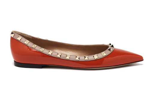 价好貌美的 Valentino 经典款铆钉尖头平底鞋