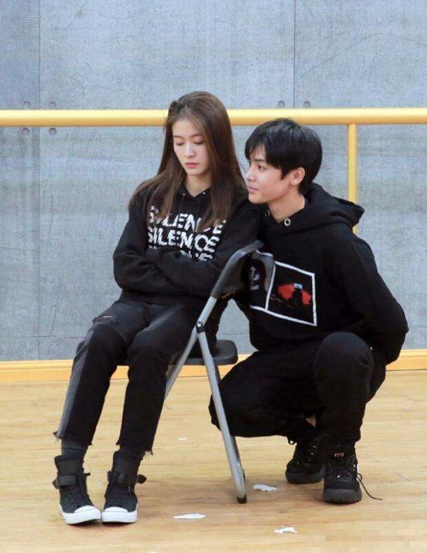 张雪迎同款 McQ Alexander McQueen Black Cropped 'Silence' Hoodie 女款黑色卫衣