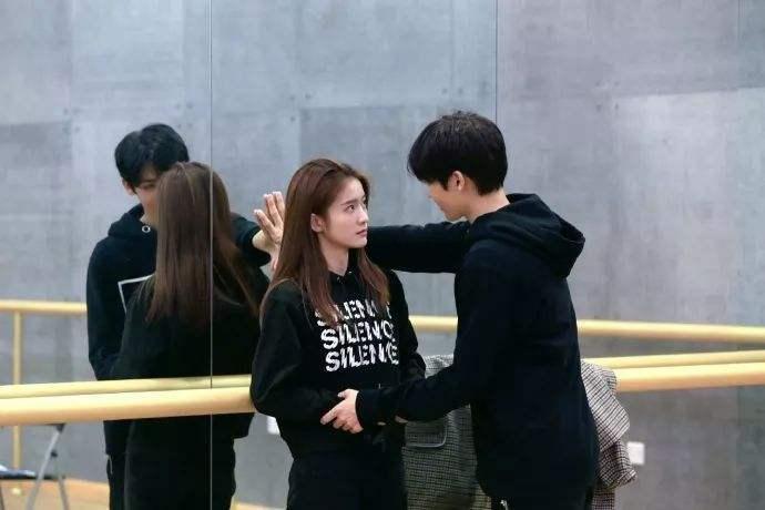 张雪迎同款 McQ Alexander McQueen Black Cropped 'Silence' Hoodie 女款黑色卫衣