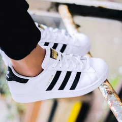 【额外8折不能错过的拼单好物】Adidas Originals 三叶草“superstar” 大童款运动鞋 黑色金标