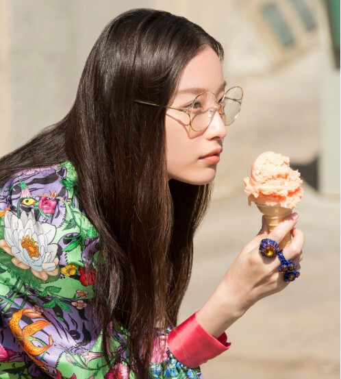 倪妮新一季再度代言 Gucci 眼镜广告大片曝光~Gucci 同款金属大框眼镜