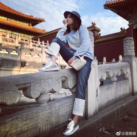 袁姗姗同款 Loewe Blue Anagram Sweatshirt 蓝色logo图案卫衣