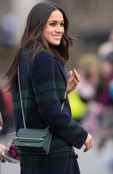 看来“准王妃” Meghan Markle 就是想捧红 Strathberry 呀~