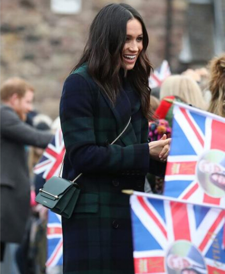 看来“准王妃” Meghan Markle 就是想捧红 Strathberry 呀~