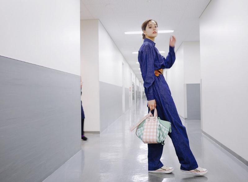 新木优子 同款 LOEWE Hammock格纹手提包 