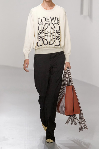 已经有博主开始背了！LOEWE *新款 Scarf 条纹棉质边饰纹理皮革单肩包