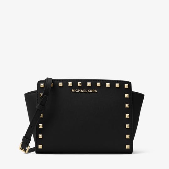 仅剩4个！Michael Kors 中号 Selma 铆钉装饰十字纹皮斜挎包 藏蓝色 $130.2（约943元）