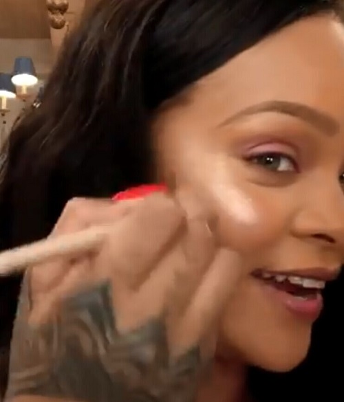 Harvey Nichols：Fenty Beauty 双色高光颊彩盘