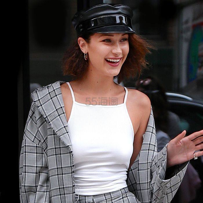 Taylor Swift 戴 RUSLAN BAGINSKIY 时尚报童帽登上 Harpers Bazaar美国版8月封面