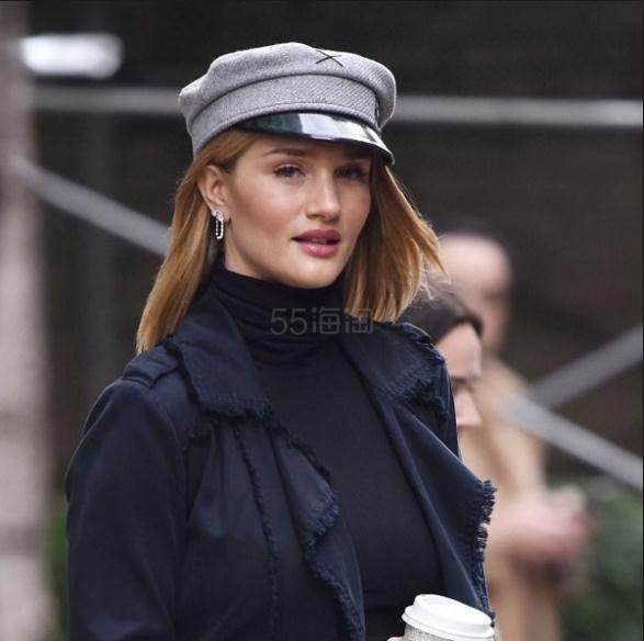 Taylor Swift 戴 RUSLAN BAGINSKIY 时尚报童帽登上 Harpers Bazaar美国版8月封面