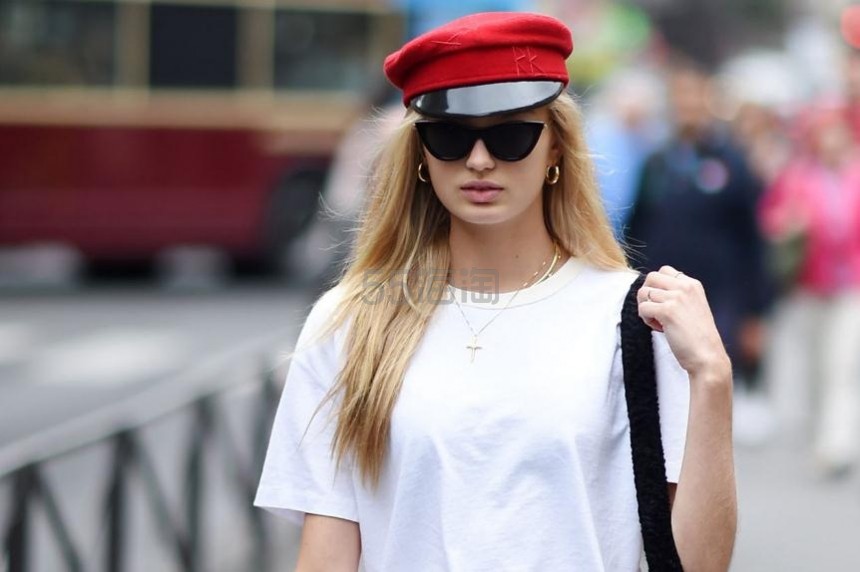 Taylor Swift 戴 RUSLAN BAGINSKIY 时尚报童帽登上 Harpers Bazaar美国版8月封面