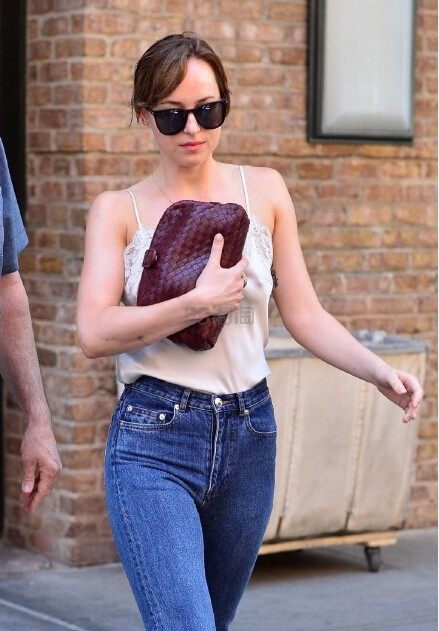 达妹 Dakota Johnson 街拍同款 BOTTEGA VENETA The Lauren 1980 编织皮革手拿包