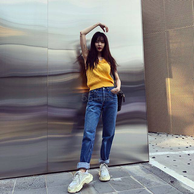 【泫雅同款】BALENCIAGA Triple S 标志刺绣皮革牛巴革网眼运动鞋