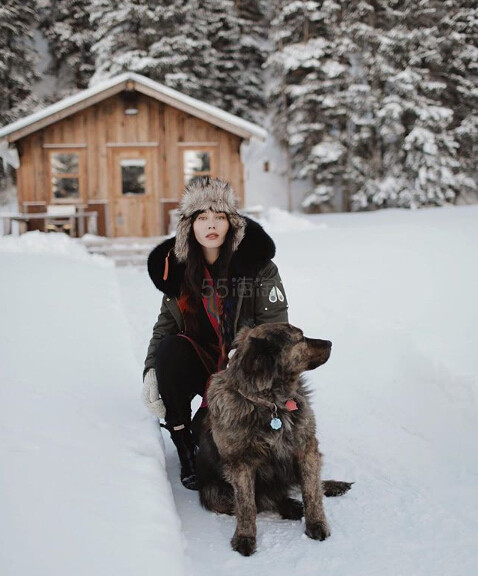 除了加拿大鹅，你还可以考虑买“小剪刀”Moose Knuckles，Farfetch 精选多款 Moose Knuckles 羽绒服