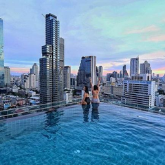享受无边泳池！Amara Bangkok Hotel 曼谷安曼纳酒店