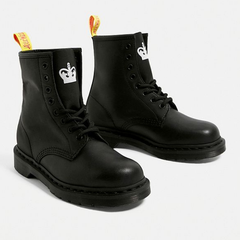 Urban Outfitters：英国站精选 Dr. Martens 马丁靴