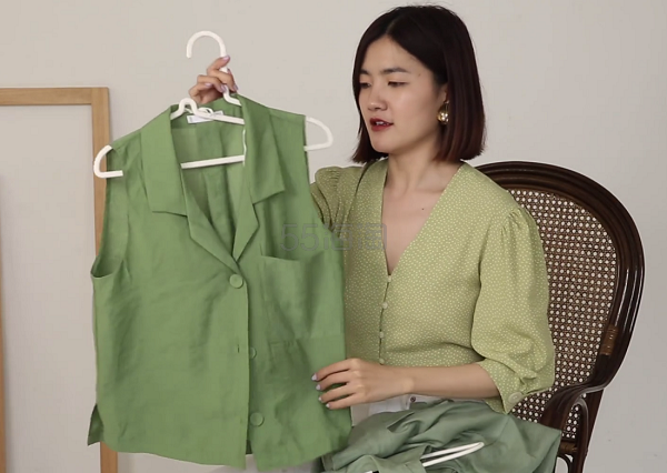 【Sunnie 同款】Mango Buttoned Textured Blouse 草绿色无袖衬衫背心