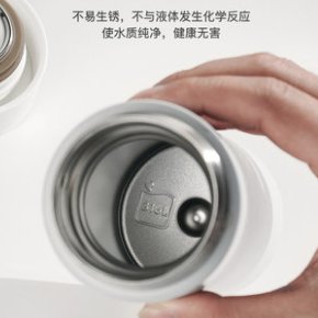 制作保温杯的一般都是不锈钢材料，因为它们相对于普通的塑料保温