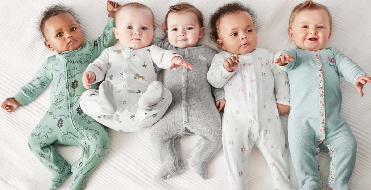 Carter's卡特家的童装真是非常平价，新生儿的套装很适用