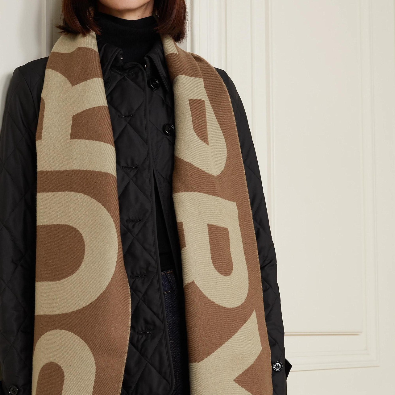 Burberry 新款焦糖色 大字母logo羊毛围巾