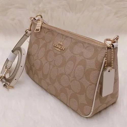 Coach蔻驰是美国著名的时尚奢侈品牌，品牌包括手袋、钱包、