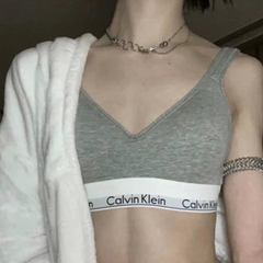 Calvin Klein Modern 交叉肩带运动文胸